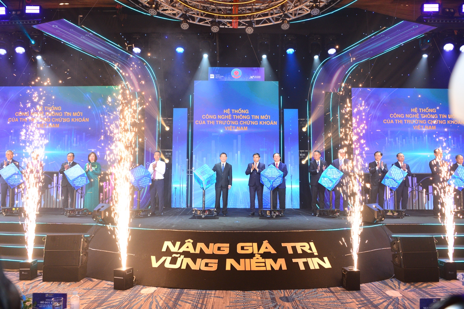 Phó Thủ tướng Chính phủ Hồ Đức Phớc, Bộ trưởng Bộ Tài chính Nguyễn Văn Thắng cùng các đại biểu thực hiện nghi thức ra mắt Hệ thống công nghệ thông tin mới (ngày 28/7/2025).