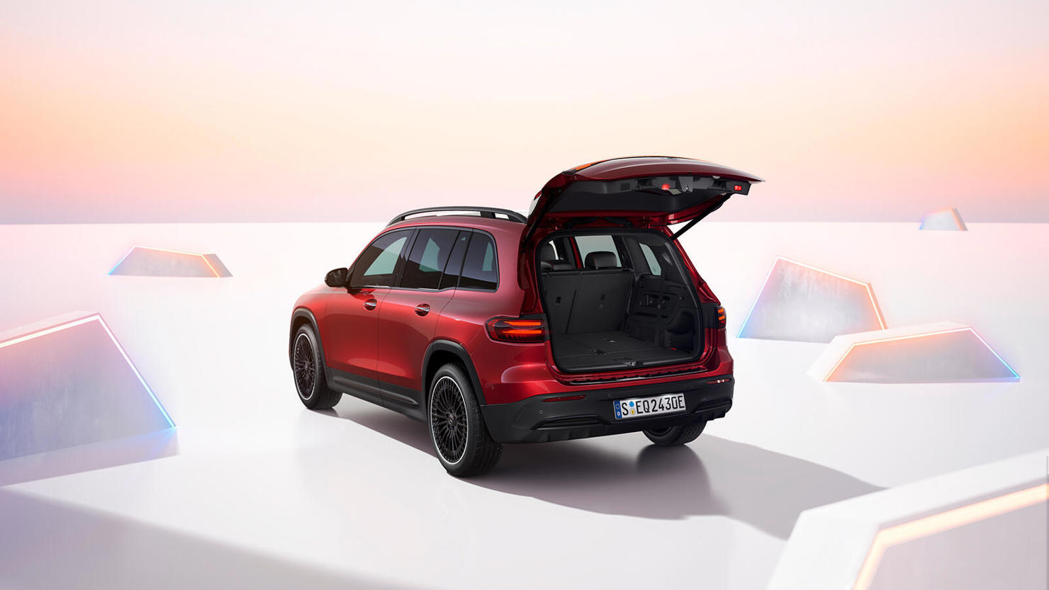 EQB 250, thêm một mẫu xe thuần điện được Mercedes-Benz giới thiệu ra thị trường Việt Nam  - Ảnh 1