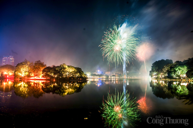 Tại 5 địa điểm: Hồ Hoàn Kiếm, Hồ Tây, Sân vận động Mỹ Đình, Công viên Thống Nhất và hồ Văn Quán, các màn biểu diễn pháo hoa thu hút rất đông người dân chiêm ngưỡng.