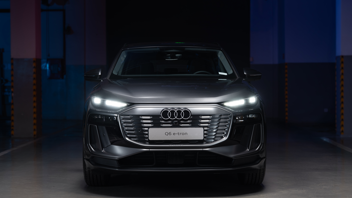 Tháng 7, 2 mẫu xe thế hệ mới Audi Q6 e-tron và Audi A5 đã được Audi bất ngờ trưng bày tại Việt Nam để khách hàng được đặc quyền chiêm ngưỡng sớm mẫu xe này trước khi chính thức mang bản thương mại về ra mắt tại thị trường Việt Nam.