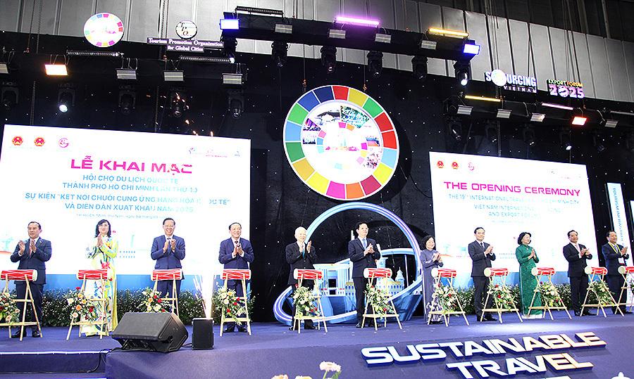 Các lãnh đạo và đại biểu thực hiện nghi lễ khai mạc Hội chợ ITE HCMC 2025 (Ảnh: TITC)