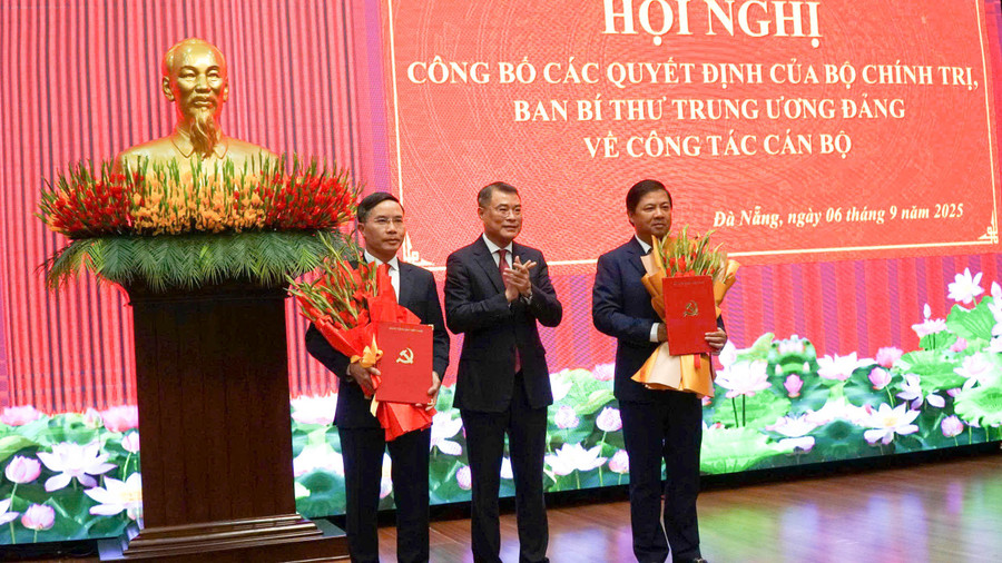 Ông Lê Minh Hưng - Ủy viên Bộ Chính trị, Bí thư Trung ương Đảng, Trưởng Ban tổ chức Trung ương trao quyết định cho ông Lương Nguyễn Minh Triết (ngoài cùng bên phải) và ông Phạm Đức Ấn (ngoài cùng bên trái).