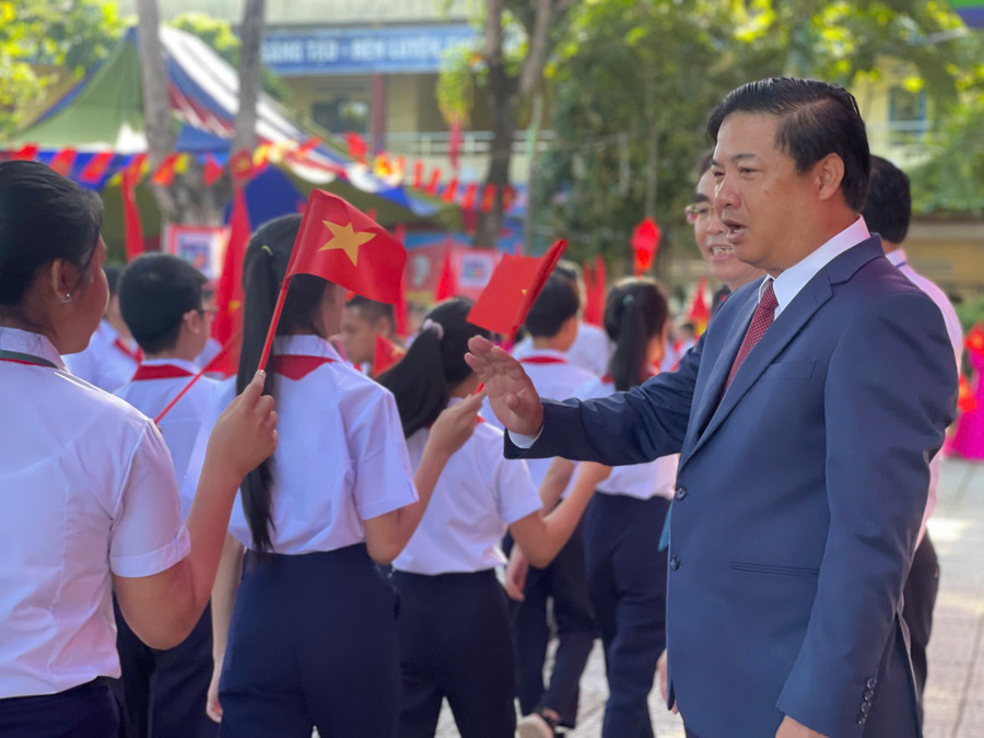 Ông Lương Nguyễn Minh Triết trong vai trò Chủ tịch UBND TP Đà Nẵng đến dự Lễ khai giảng và chào đón học sinh Trường THCS Phạm Văn Đồng vào ngày 5/9. b243ecf7e0c46b9a32d5.jpg