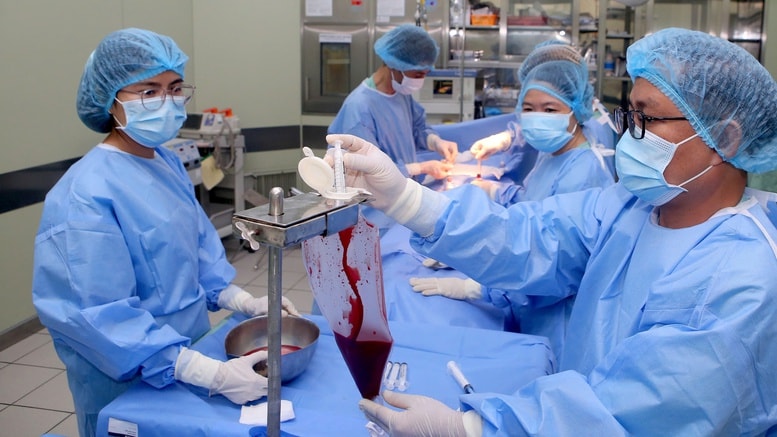 Lần đầu ghép tủy thành công cho trẻ từ nguồn tủy mẹ ruột có bất đồng nhóm máu- Ảnh 1.