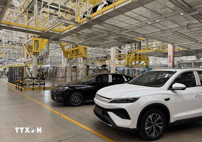 Xưởng lắp ráp xe ôtô của hãng BYD, Trung Quốc. (Ảnh: Công Tuyên/TTXVN) .