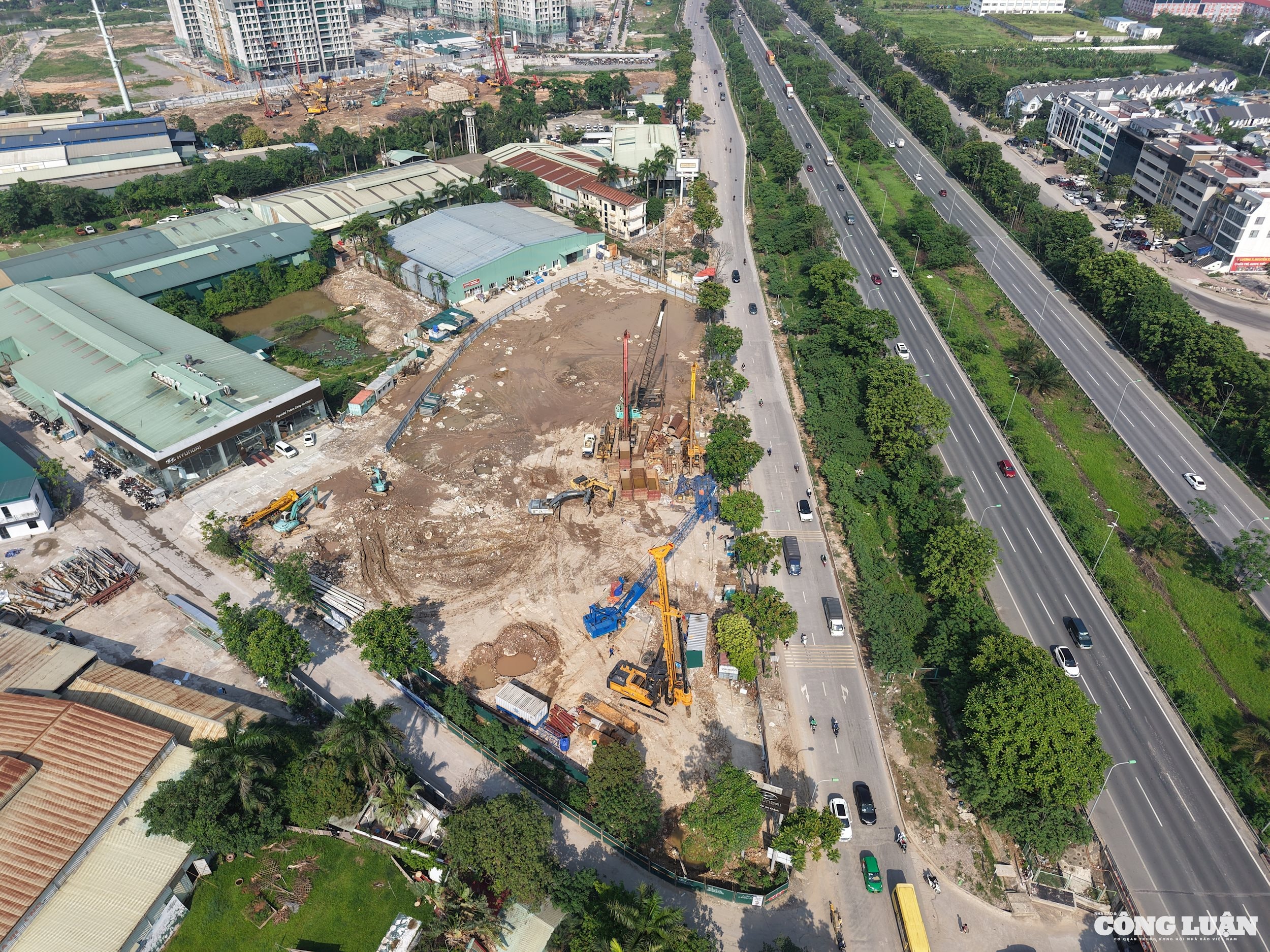 Ghi nhận thực tế của PV trong những ngày thời tiết Hà Nội nắng nóng và đôi lúc có mưa nhưng không khí thi công tại dự án vẫn hết sức khẩn trương. Hiện các đơn vị đã huy động đông đảo nhân lực, trang thiết bị khẩn trương thi công dự án hầm chui đường Vành đai 3,5 với Đại lộ Thăng Long.