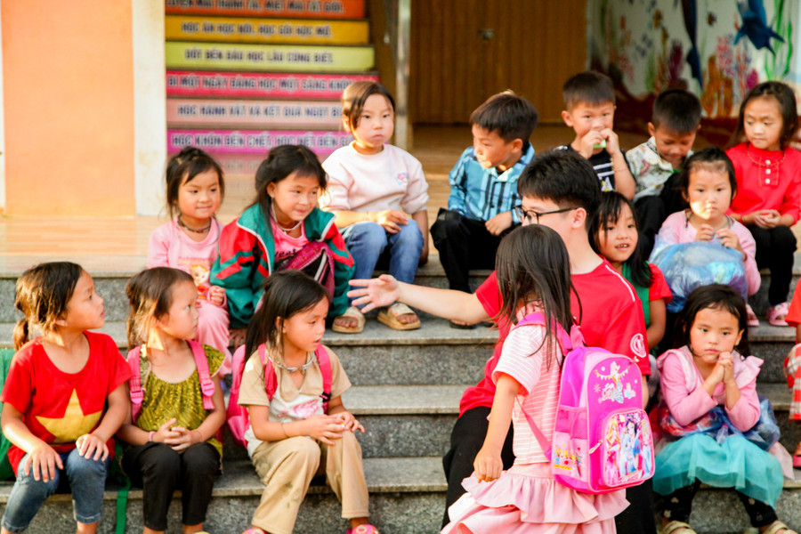 Sinh viên Khoa Khoa học và Công nghệ Giáo dục, Đại học Bách khoa Hà Nội giao lưu cùng học sinh ở xã xã Púng Luông. hoc-3.jpg