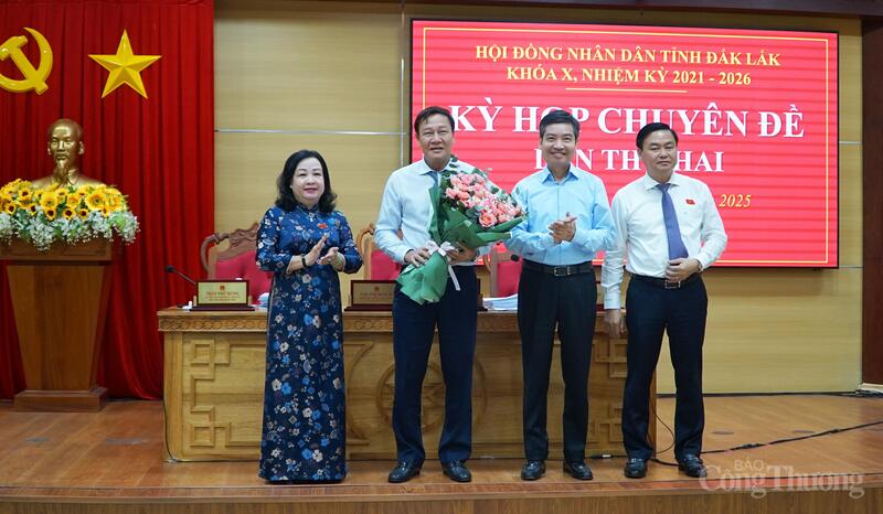 Lãnh đạo UBND tỉnh, HĐND tỉnh Đắk Lắk tặng hoa chúc mừng ông Trần Phú Hùng. Ảnh: Hoàng Nguyên
