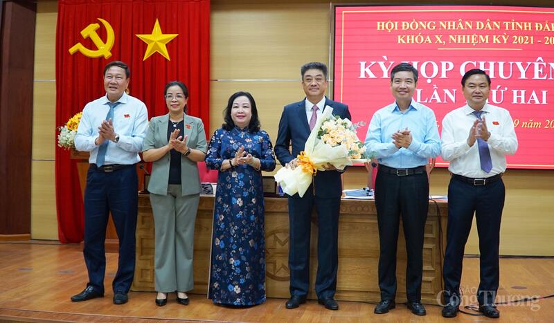 Tân Phó Chủ tịch HĐND tỉnh Đắk Lắk Từ Thái Giang (cầm hoa) tại kỳ họp Chuyên đề lần thứ Hai của HĐND tỉnh Đắk Lắk. Ảnh: Hoàng Nguyên