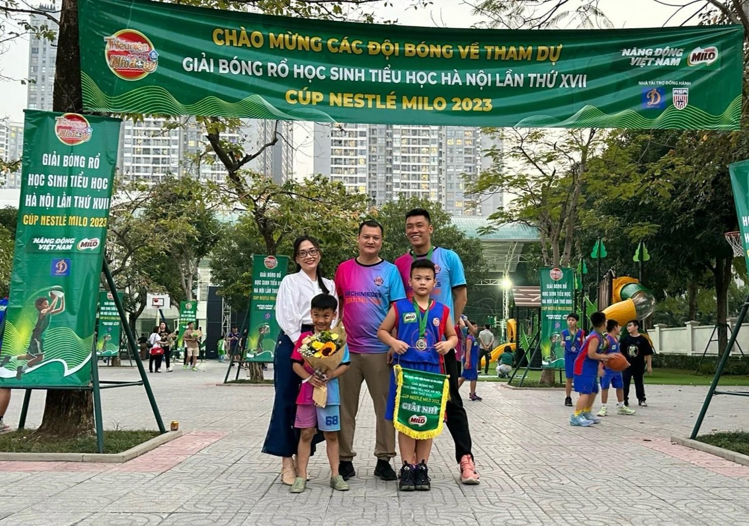 Từng cột mốc quan trọng của trẻ luôn có bóng dáng bố mẹ đồng hành và cổ vũ.