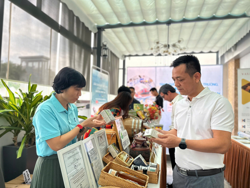 Các doanh nghiệp trưng bày sản phẩm tại không gian hội thảo
