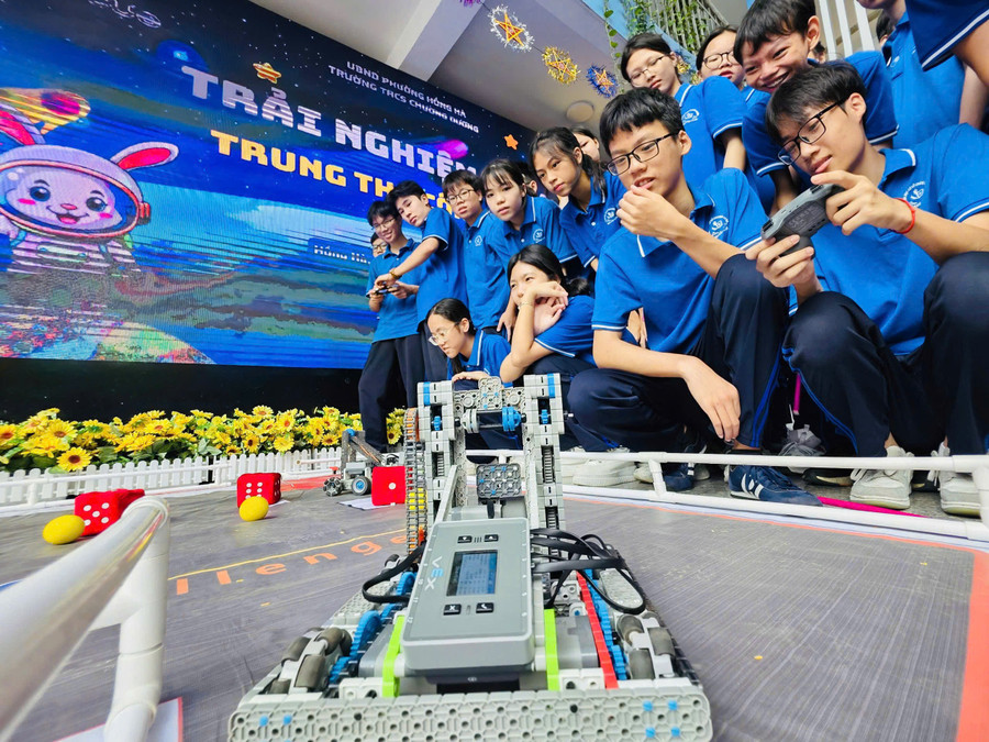 Học sinh tham gia trải nghiệm tại ngày hội STEM.