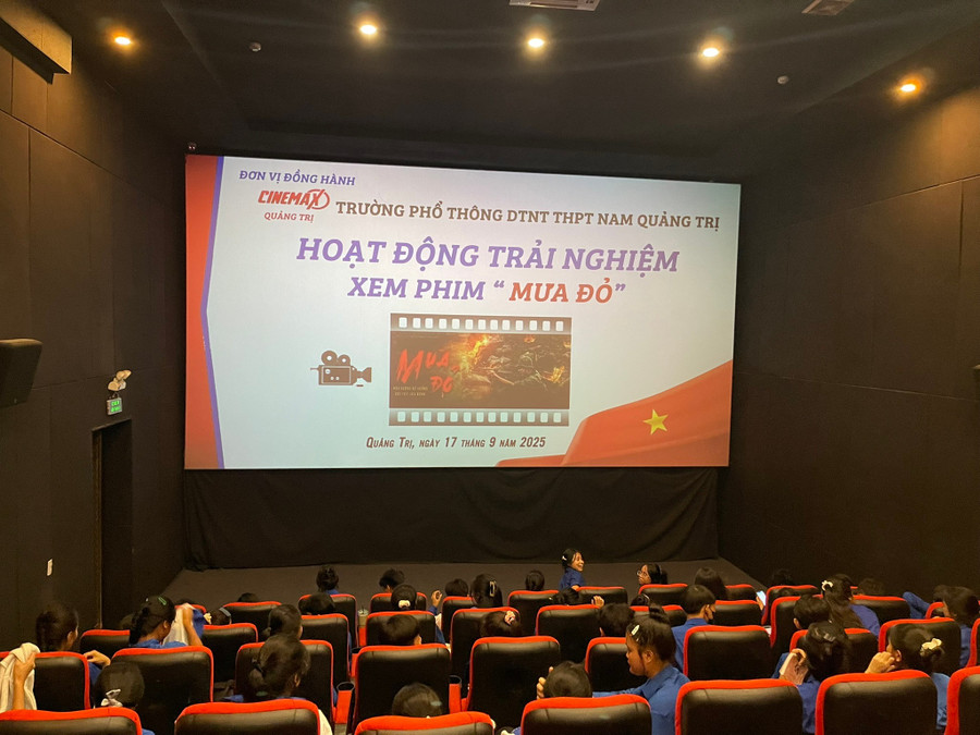 Học sinh Trường phổ thông DTNT THPT Nam Quảng Trị tham gia hoạt động trải nghiệm xem phim Mưa đỏ.