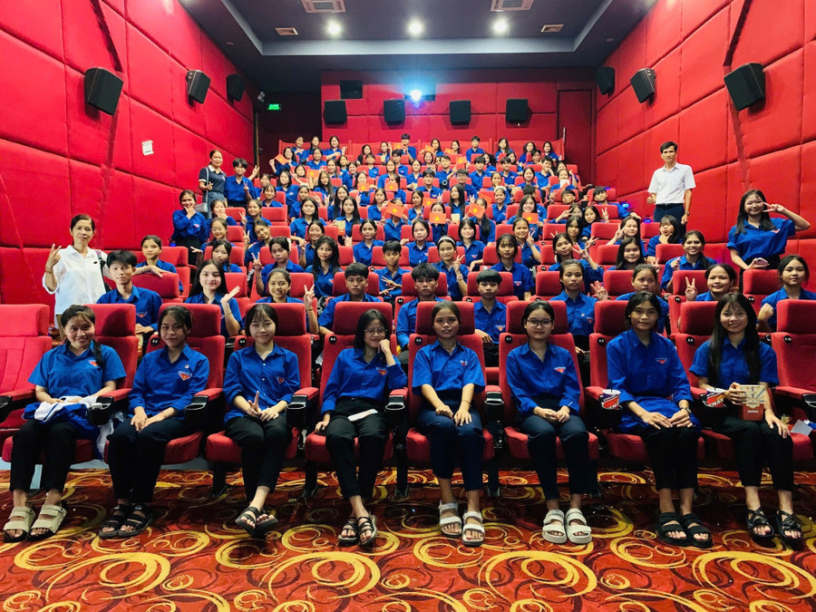 Hoạt động ngoại khóa nhằm giáo dục truyền thống cách mạng, bồi dưỡng lòng yêu nước cho học sinh. 547283167-1343045471160249-7659585306124712648-n.jpg