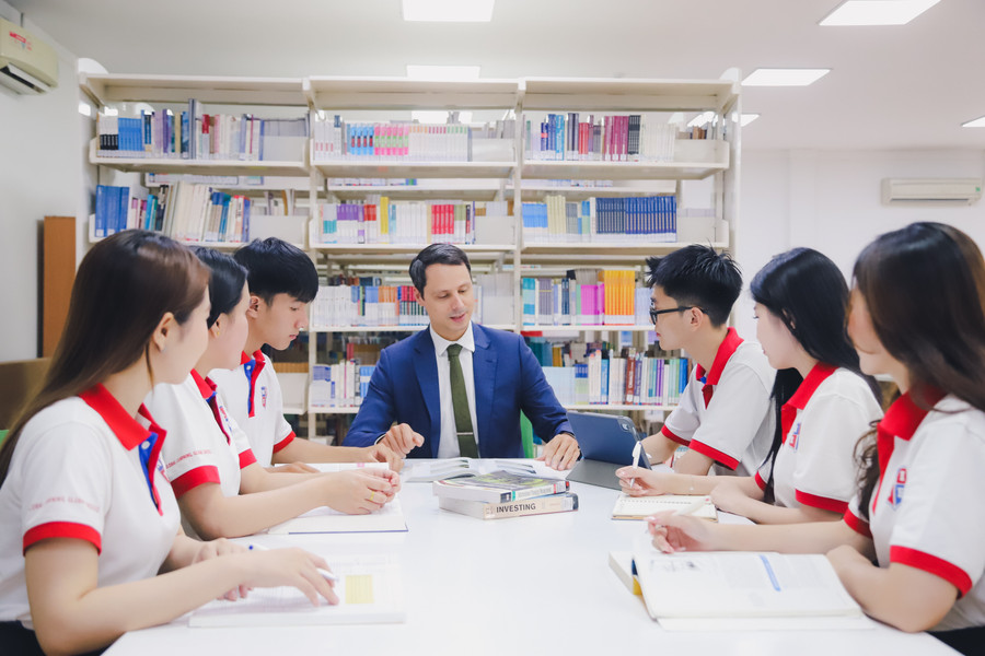 Sinh viên Viện Đào tạo Quốc tế - Trường Đại học Nguyễn Tất Thành trao đổi cùng giảng viên. Ảnh: NTTU.