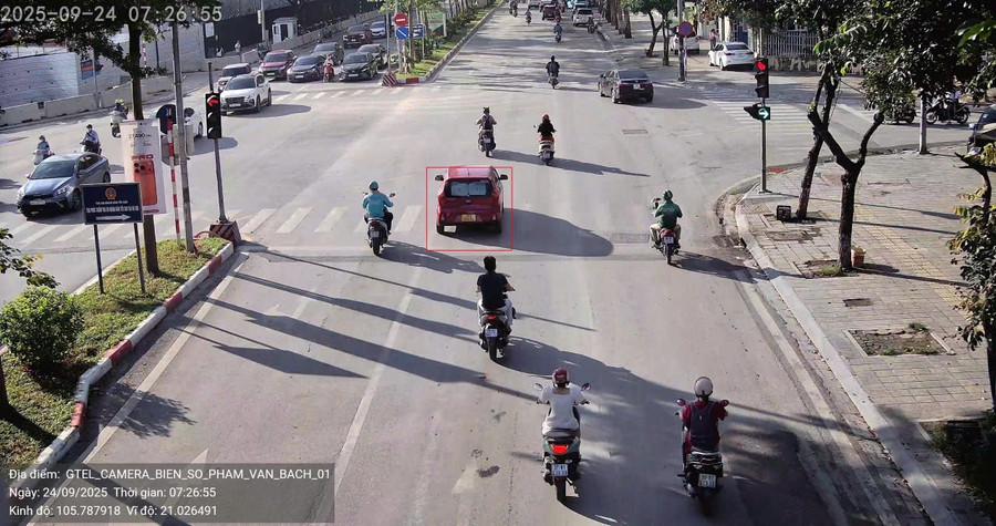 Camera AI ghi lại hình ảnh phương tiện trên phố Phạm Văn Bạch.
