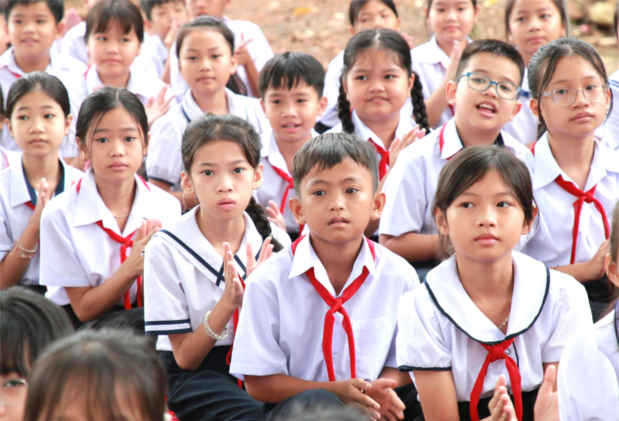 "Người hùng nhí" Thạch Chí Khang cùng bạn học ở lớp 5A3. (Ảnh: Thành Tâm) img-3247.jpg