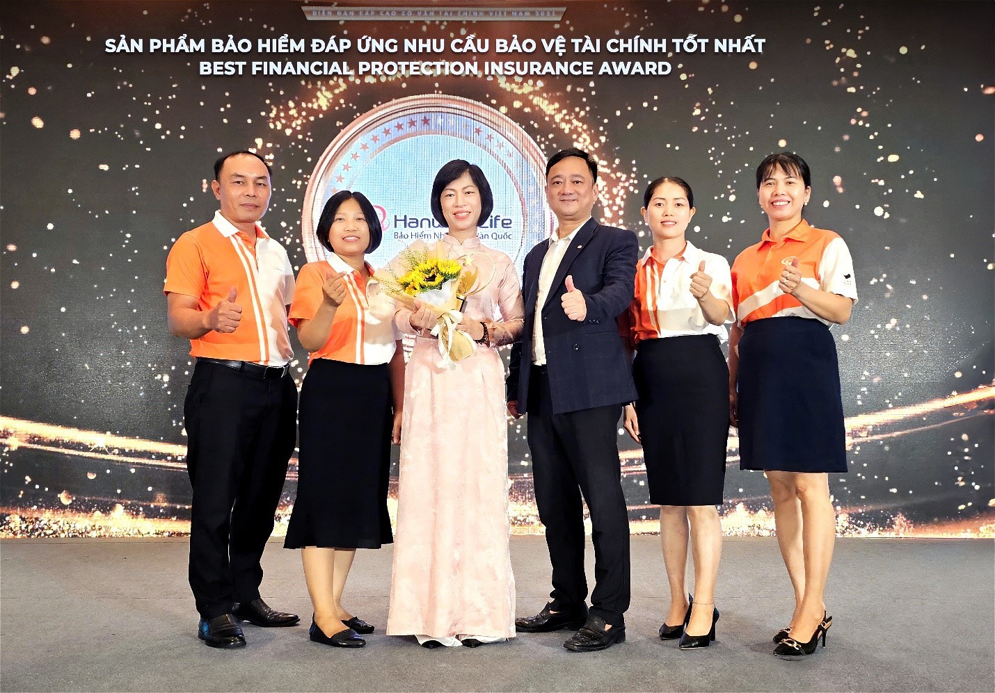 Ban Lãnh đạo và đội ngũ kinh doanh của Hanwha Life Việt Nam tại Lễ công bố.