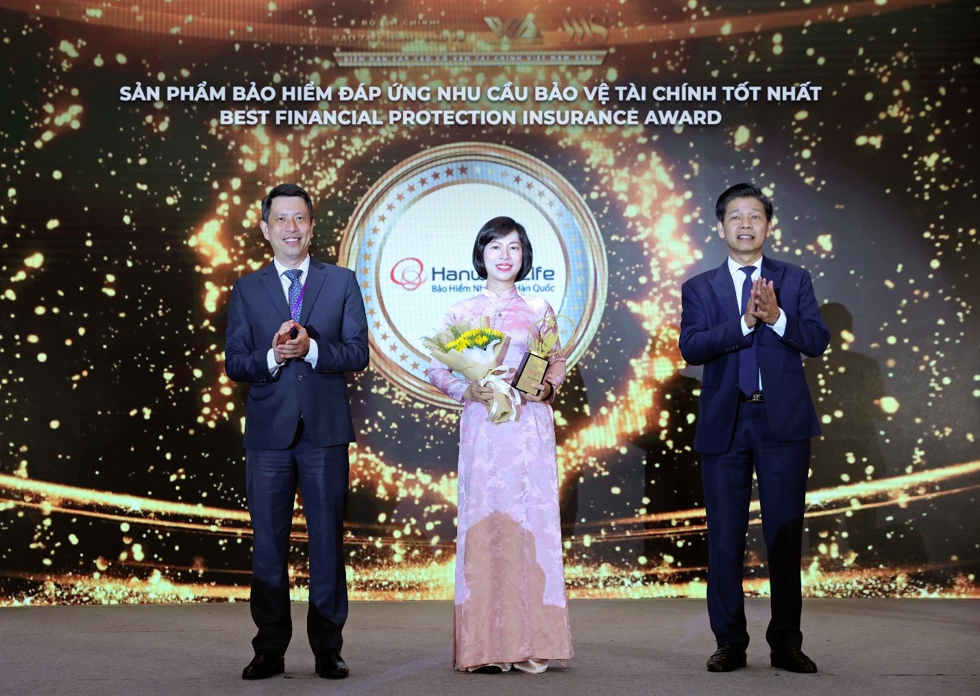 Đại diện Hanwha Life Việt Nam (ở giữa) nhận danh hiệu “Sản phẩm bảo hiểm đáp ứng nhu cầu bảo vệ tài chính tốt nhất”.