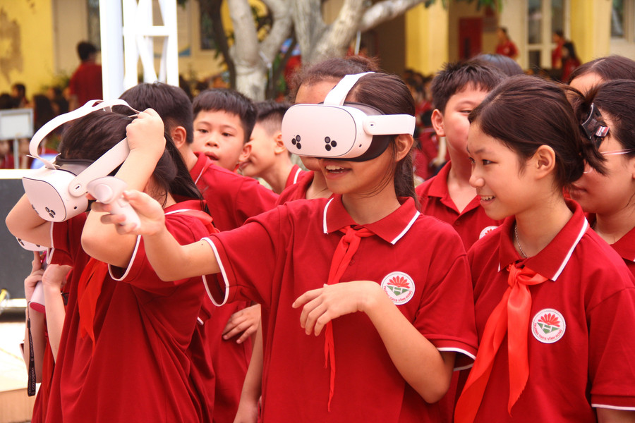 Học sinh Trường THCS Vĩnh Hưng (Hà Nội) tham gia Ngày hội STEM - AI - Robotics năm 2025. Ảnh: TG