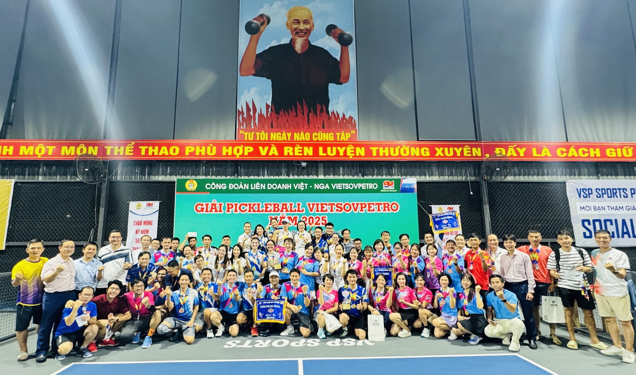 Có thể là hình ảnh về 4 người, đám đông và văn bản cho biết '