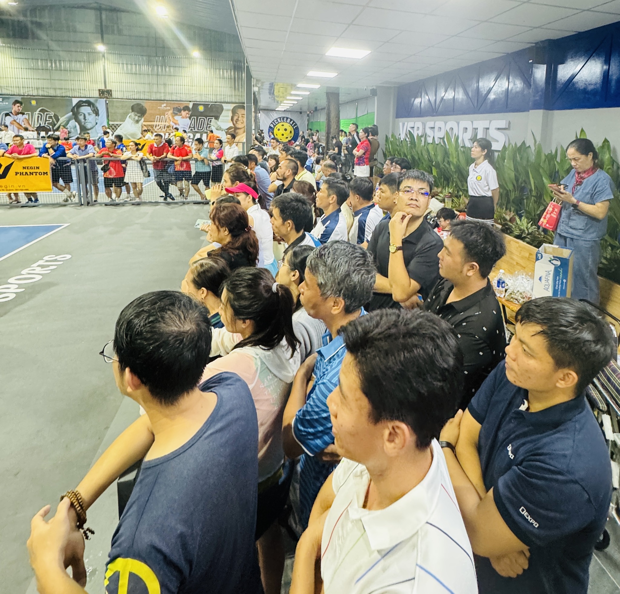 Có thể là hình ảnh về 4 người, đám đông và văn bản