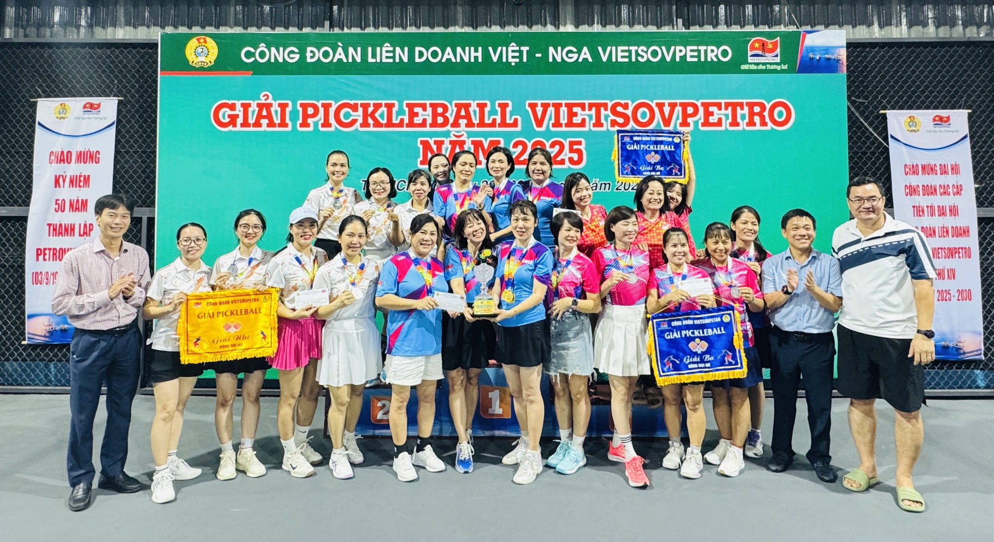 Có thể là hình ảnh về 7 người, mọi người đang chơi tennis và văn bản