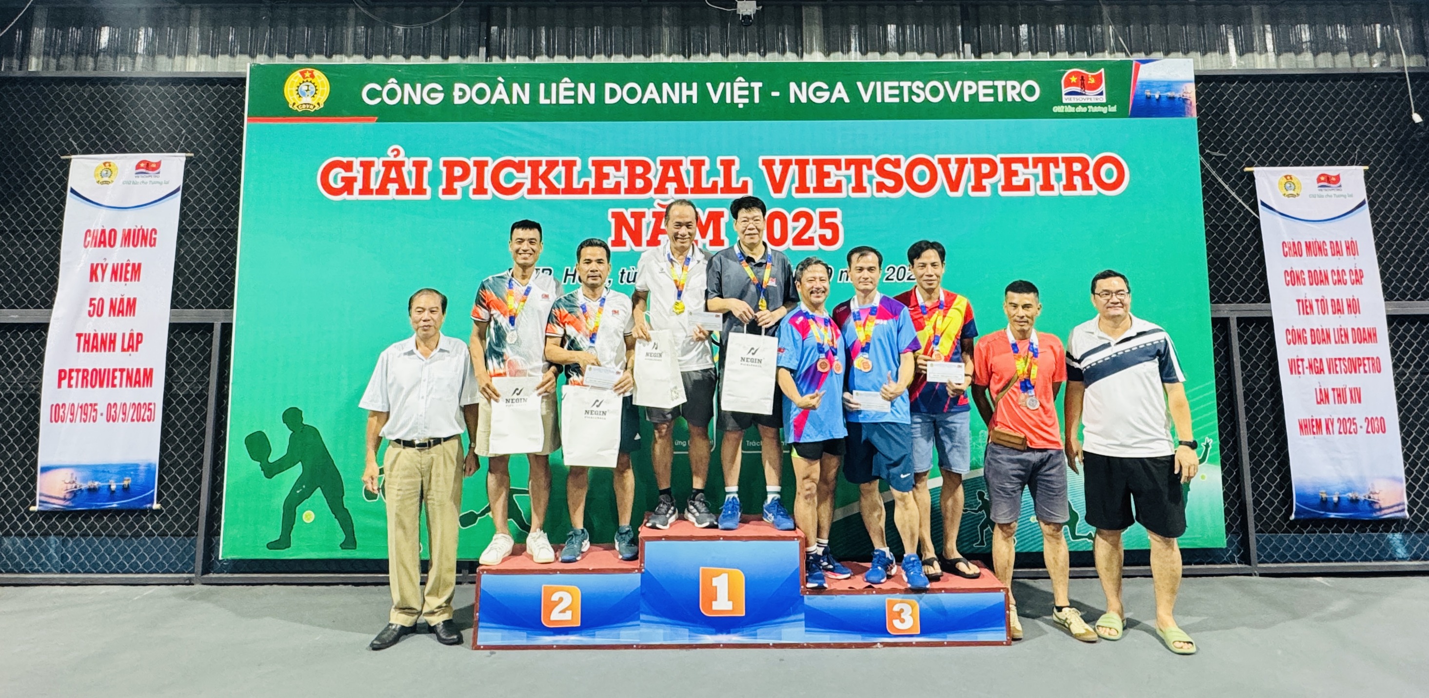 Có thể là hình ảnh về 9 người, mọi người đang chơi tennis và văn bản