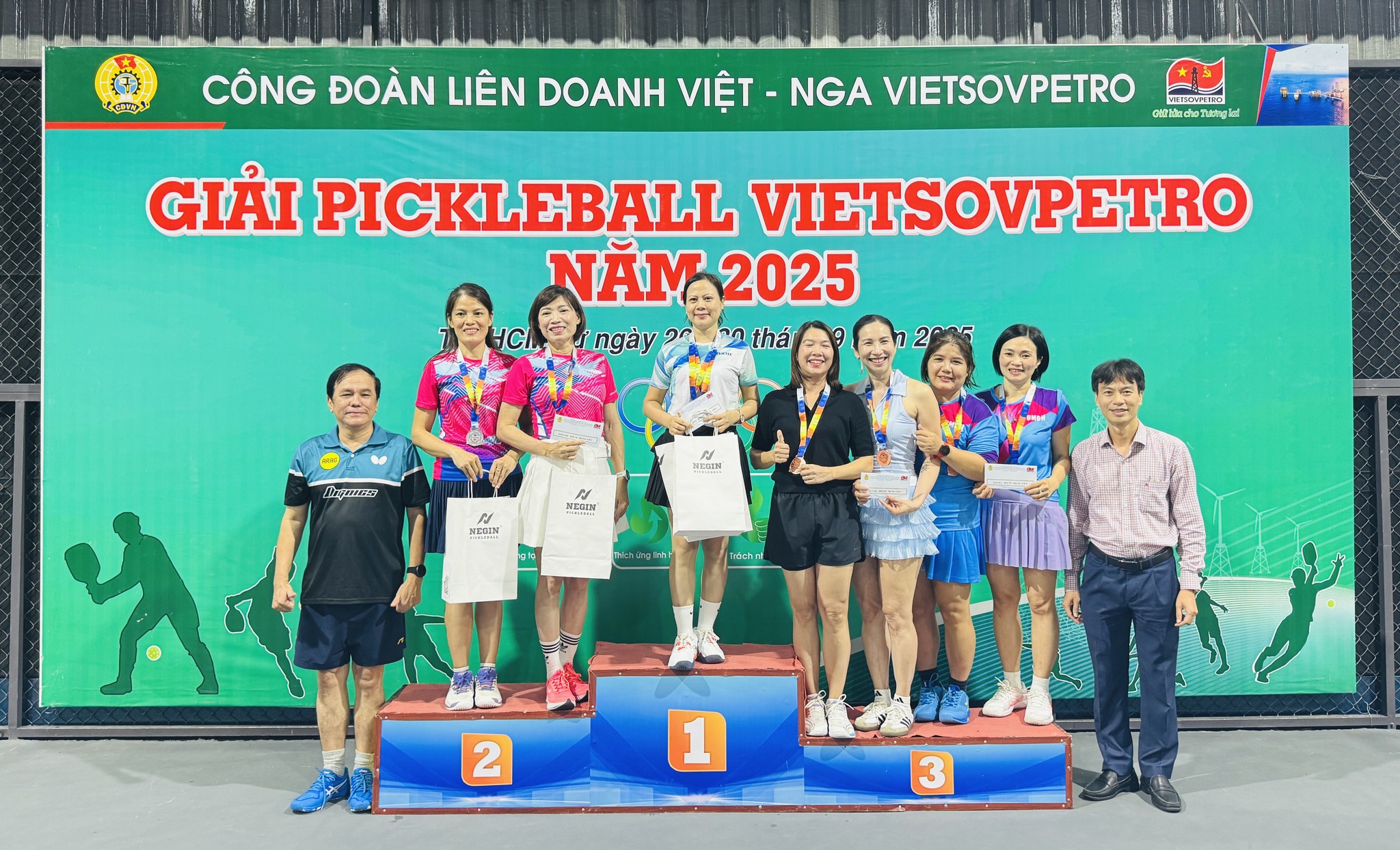 Có thể là hình ảnh về 8 người và văn bản
