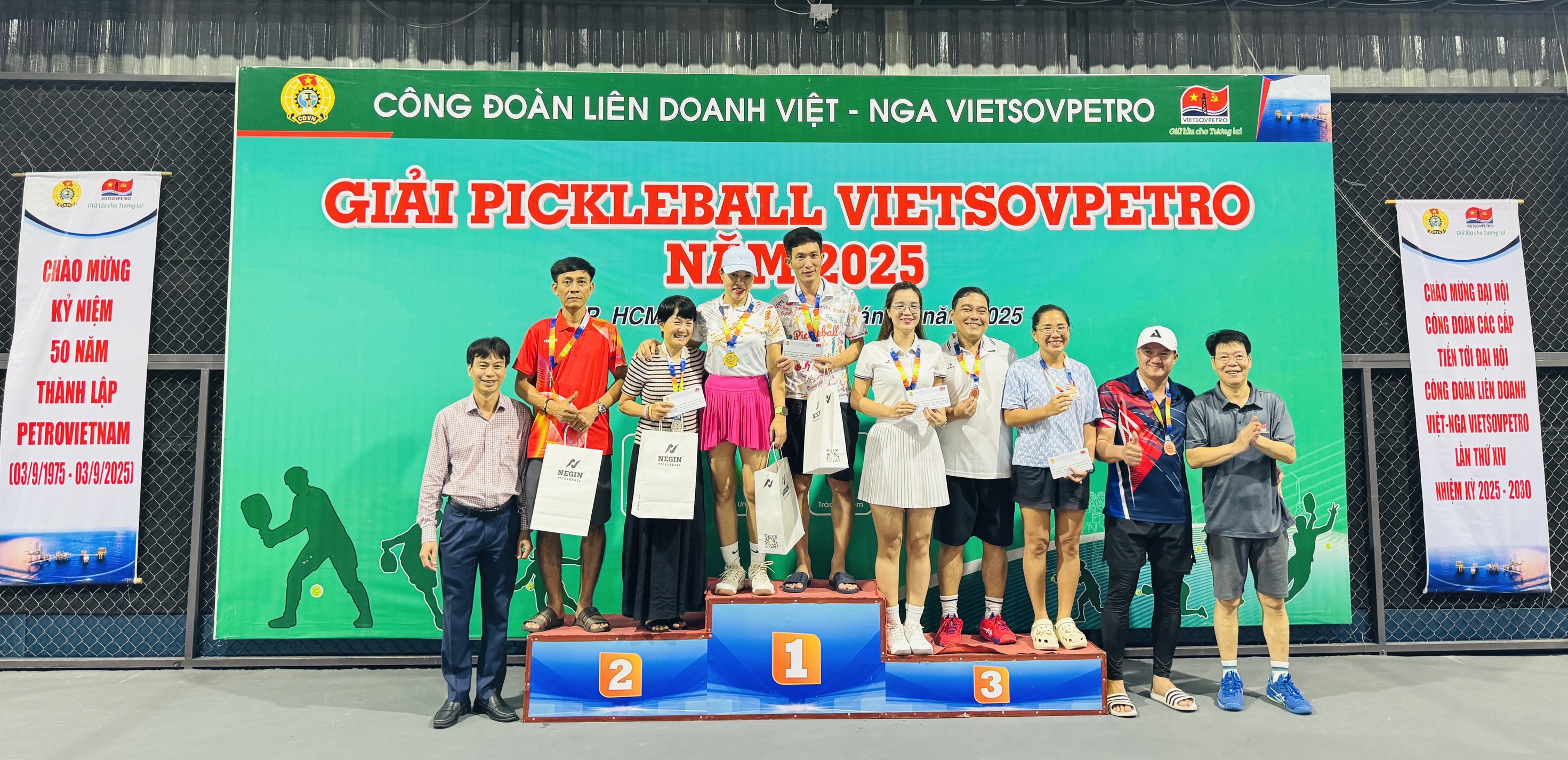 Có thể là hình ảnh về 10 người, mọi người đang chơi tennis và văn bản