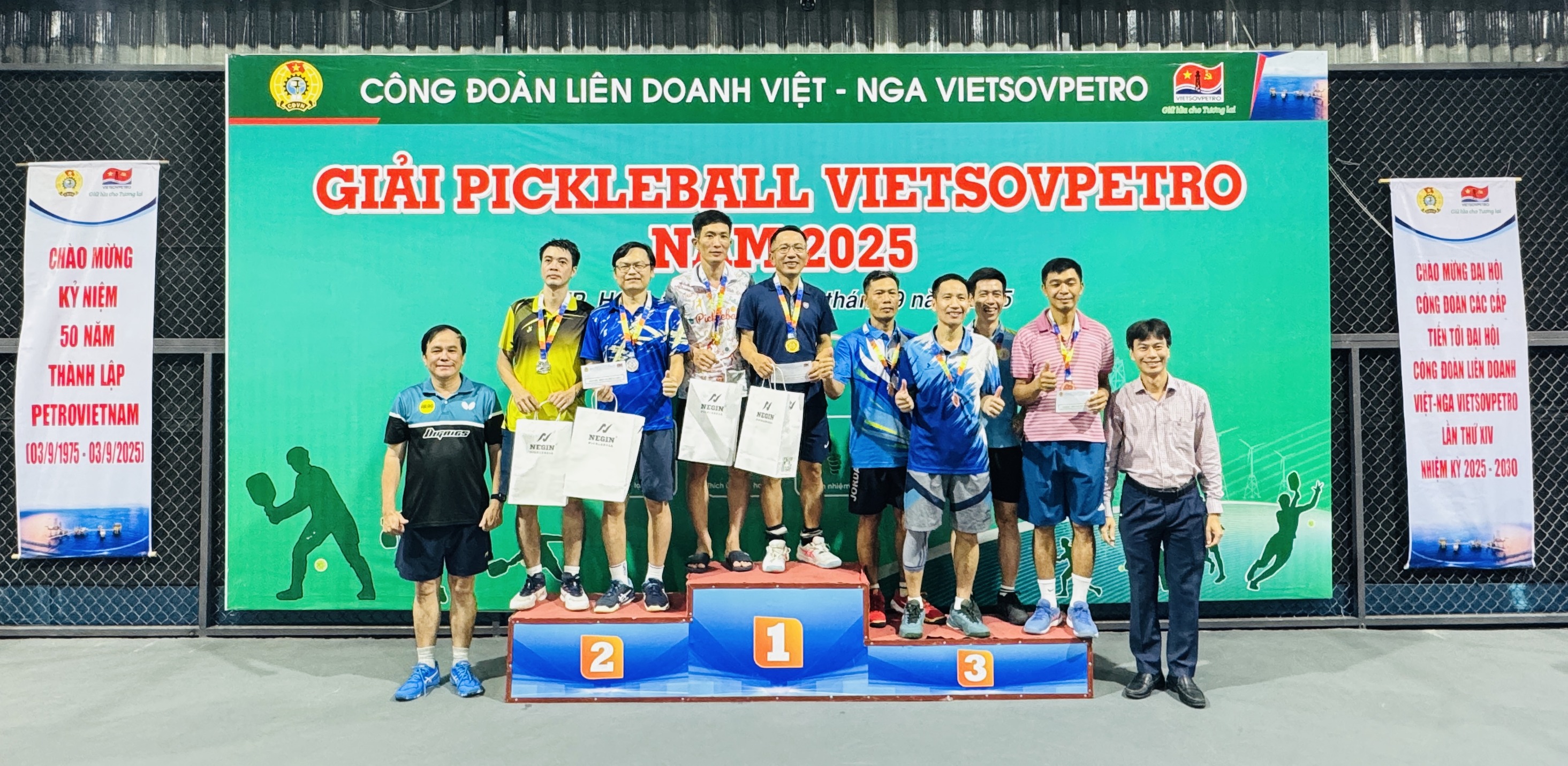 Có thể là hình ảnh về 9 người, mọi người đang chơi tennis và văn bản