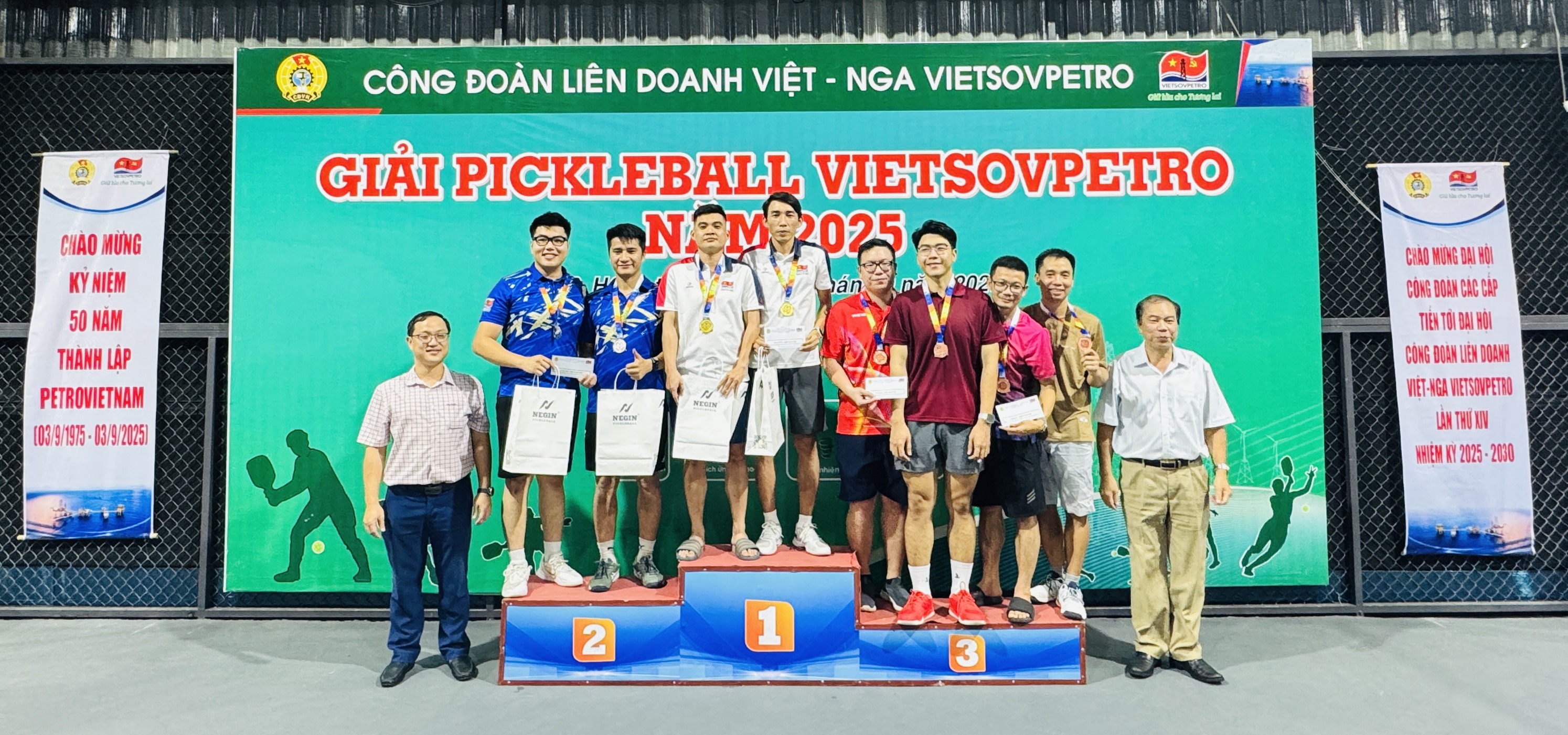 Có thể là hình ảnh về 10 người, mọi người đang chơi tennis và văn bản