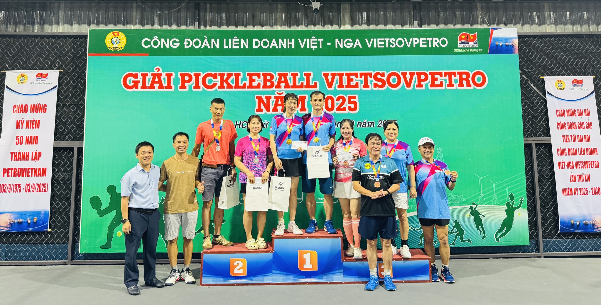 Có thể là hình ảnh về 10 người, mọi người đang chơi tennis và văn bản