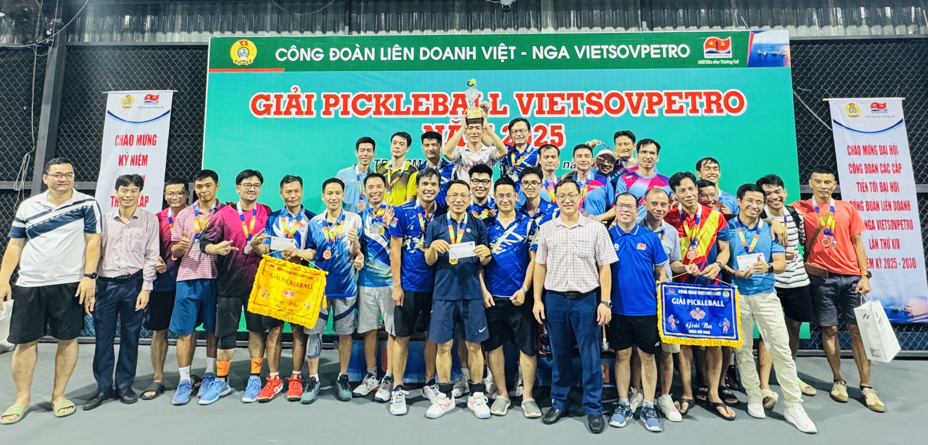 Có thể là hình ảnh về 6 người, mọi người đang đánh golf, mọi người đang chơi tennis và văn bản