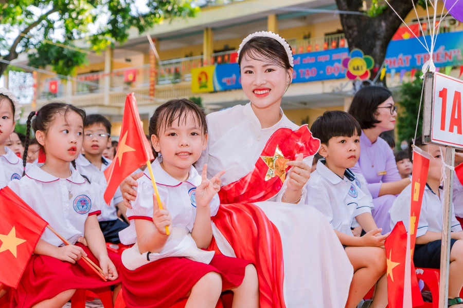 Cô trò Trường Tiểu học Yên Nghĩa (Yên Nghĩa, Hà Nội) hân hoan trong ngày khai giảng năm học mới 2025-2026.