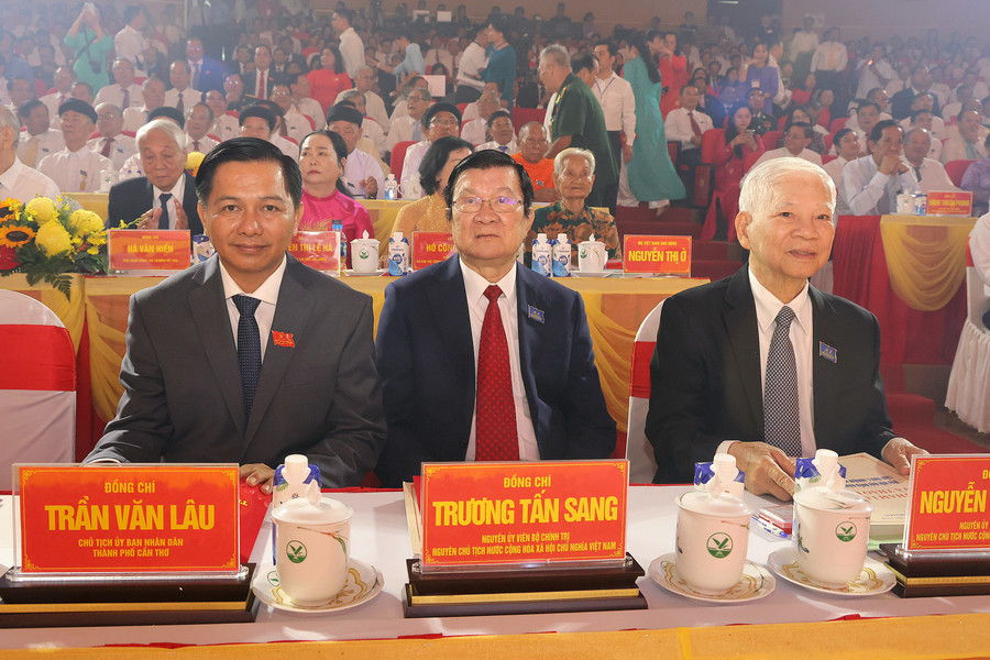 Nguyên Chủ tịch nước Trương Tấn Sang; nguyên Chủ tịch nước Nguyễn Minh Triết và Chủ tịch UBND TP Cần Thơ Trần Văn Lâu dự Đại hội Đảng bộ tỉnh Vĩnh Long lần thứ I, nhiệm kỳ 2025 - 2030. Ảnh: Phạm Trung. z7075713131629-678f6b68a2551c0bce7dcf74e048eaea.jpg