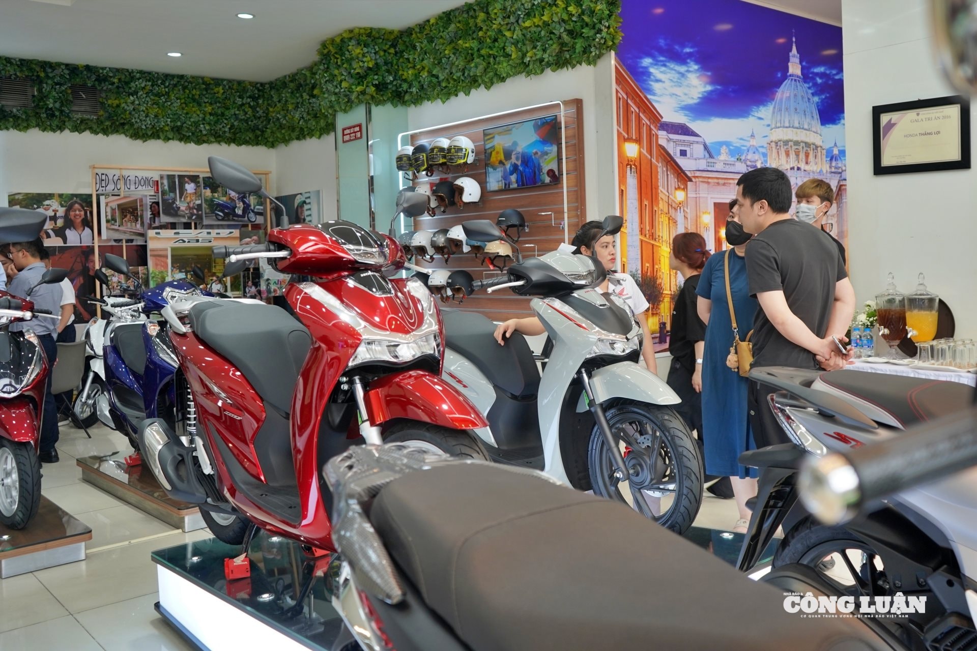 Người tiêu dùng mua xe máy Honda thời điểm này được hưởng nhiều ưu đãi.