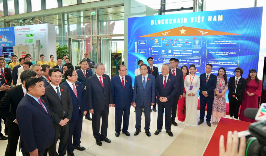 cac-dai-bieu-tham-quan-khu-vuc-trung-bay-mang-dich-vu-da-chuoi-blockchain-viet-nam-vbsn.jpg