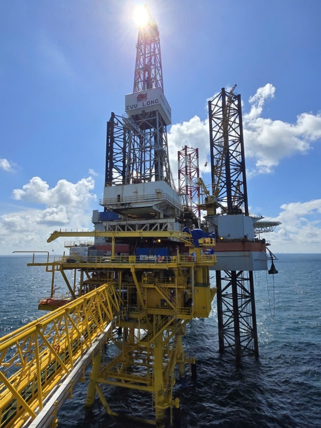 Vietsovpetro đón dòng dầu thương mại đầu tiên từ giàn BK-24, vượt kế hoạch gần 2 tháng