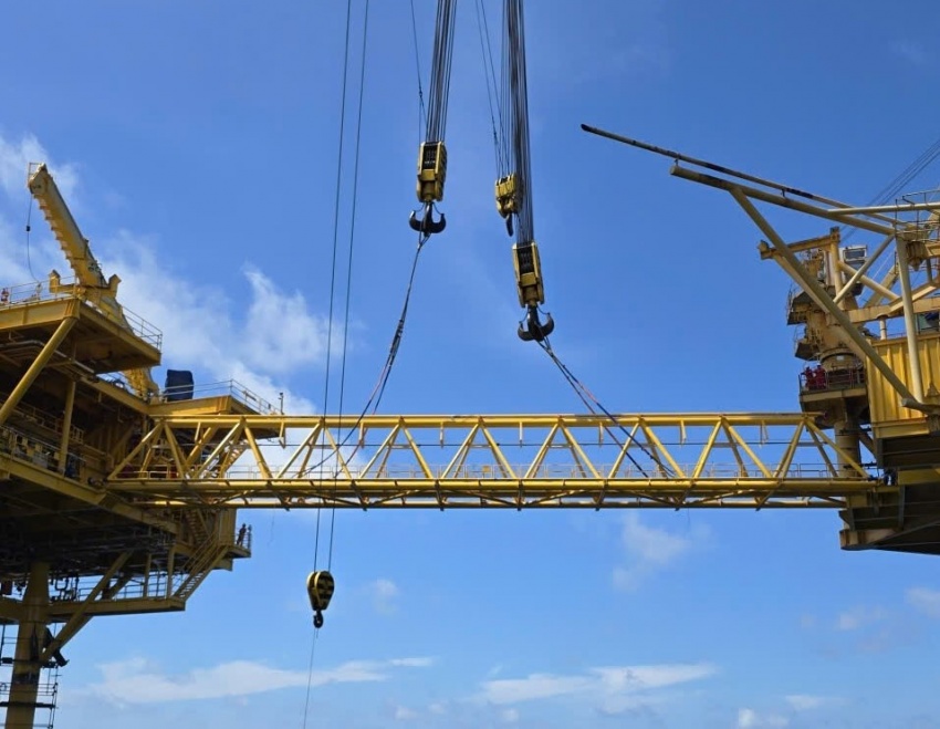 Vietsovpetro đón dòng dầu thương mại đầu tiên từ giàn BK-24, vượt kế hoạch gần 2 tháng