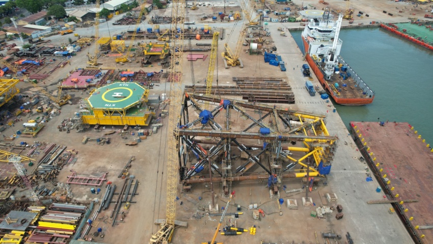 Vietsovpetro đón dòng dầu thương mại đầu tiên từ giàn BK-24, vượt kế hoạch gần 2 tháng