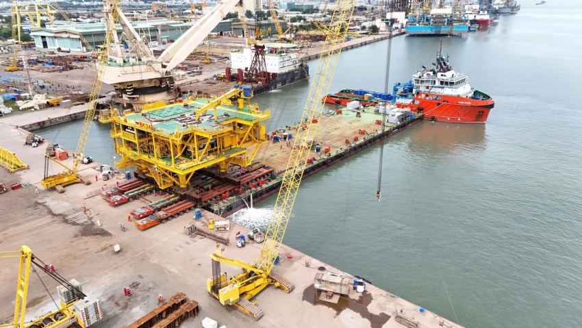 Vietsovpetro đón dòng dầu thương mại đầu tiên từ giàn BK-24, vượt kế hoạch gần 2 tháng