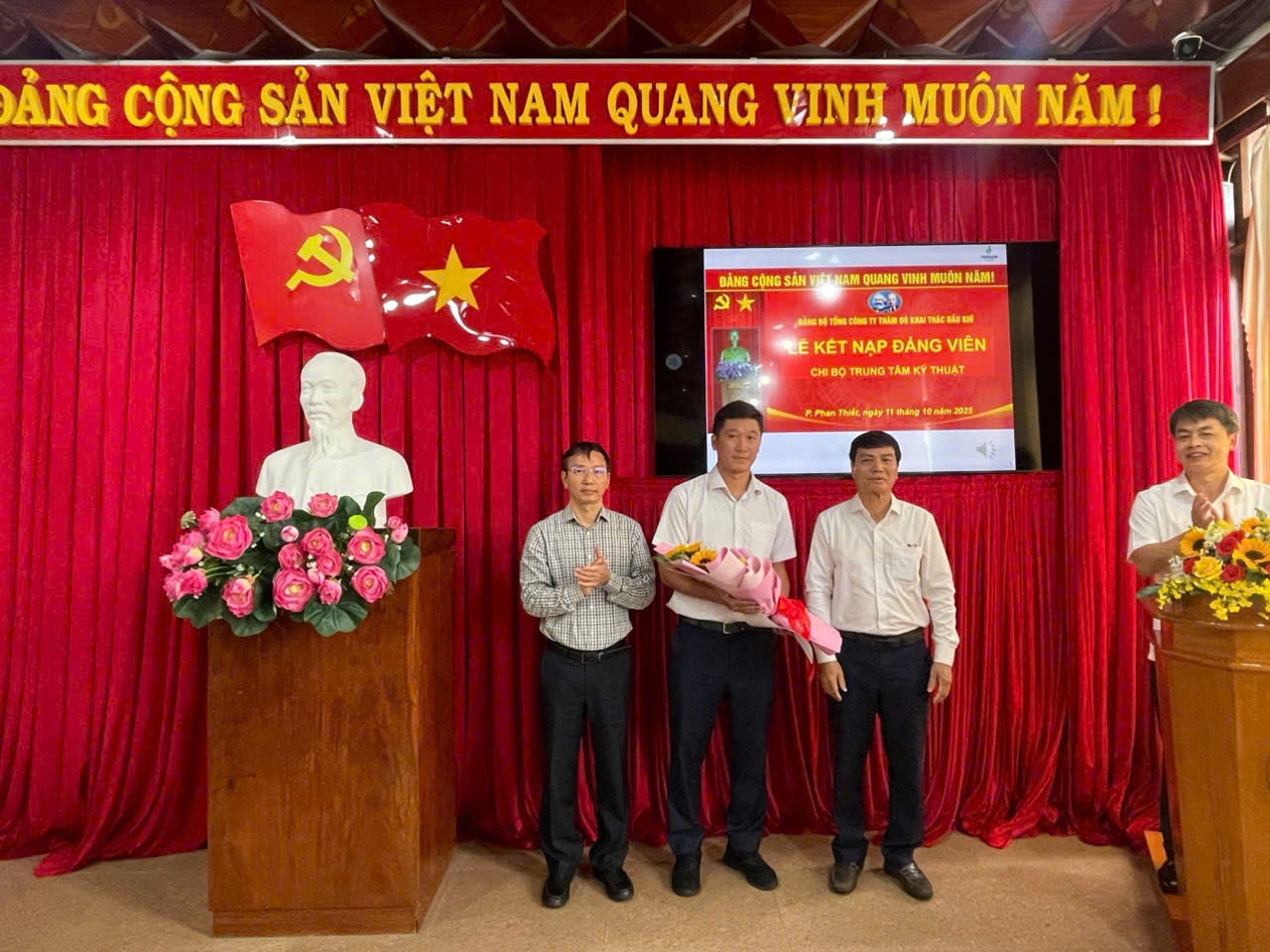 Chi bộ Trung tâm Kỹ thuật PVEP tổ chức kết nạp Đảng viên mới và sinh hoạt chuyên đề quý III/2025