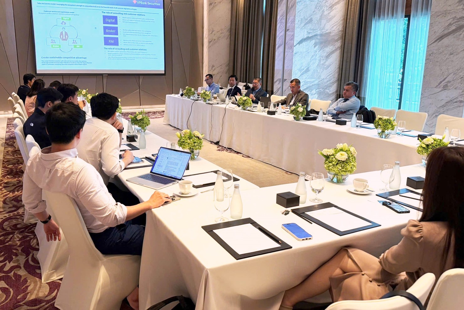 VPBankS đã thực hiện chuyến đi 4 thị trường, tiếp xúc hơn 50 quỹ đầu tư và nhà đầu tư quốc tế. (Ảnh: VPBankS).