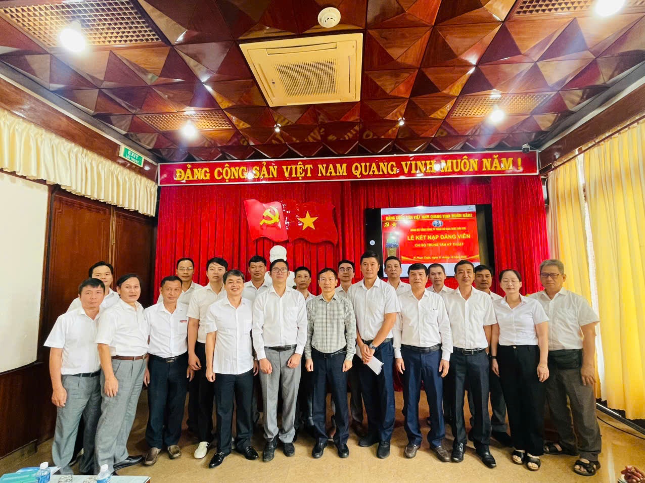 Chi bộ Trung tâm Kỹ thuật PVEP tổ chức kết nạp Đảng viên mới và sinh hoạt chuyên đề quý III/2025
