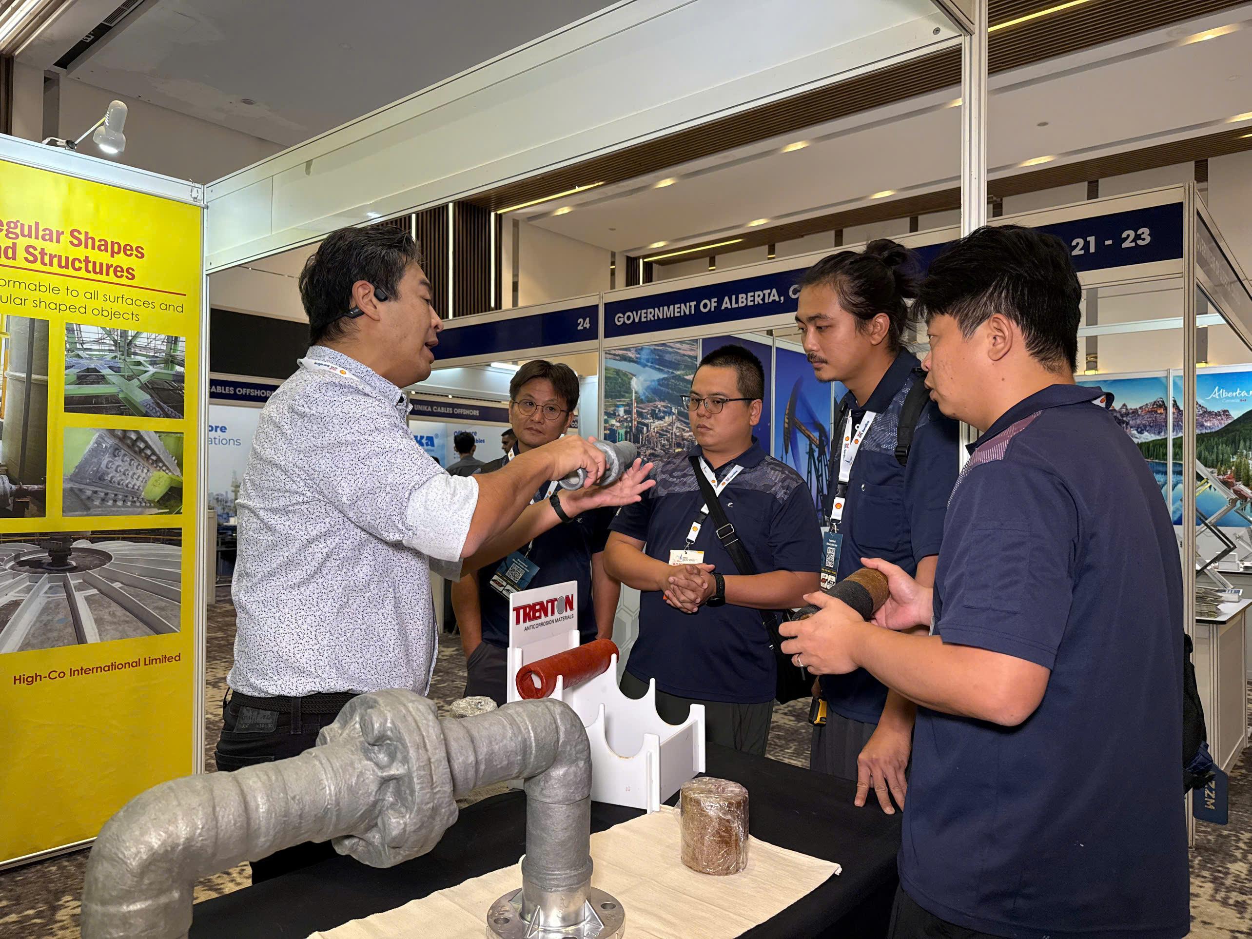 Đại diện các doanh nghiệp giới thiệu sản phẩm với đại biểu tham quan triển lãm. Ảnh: CTV