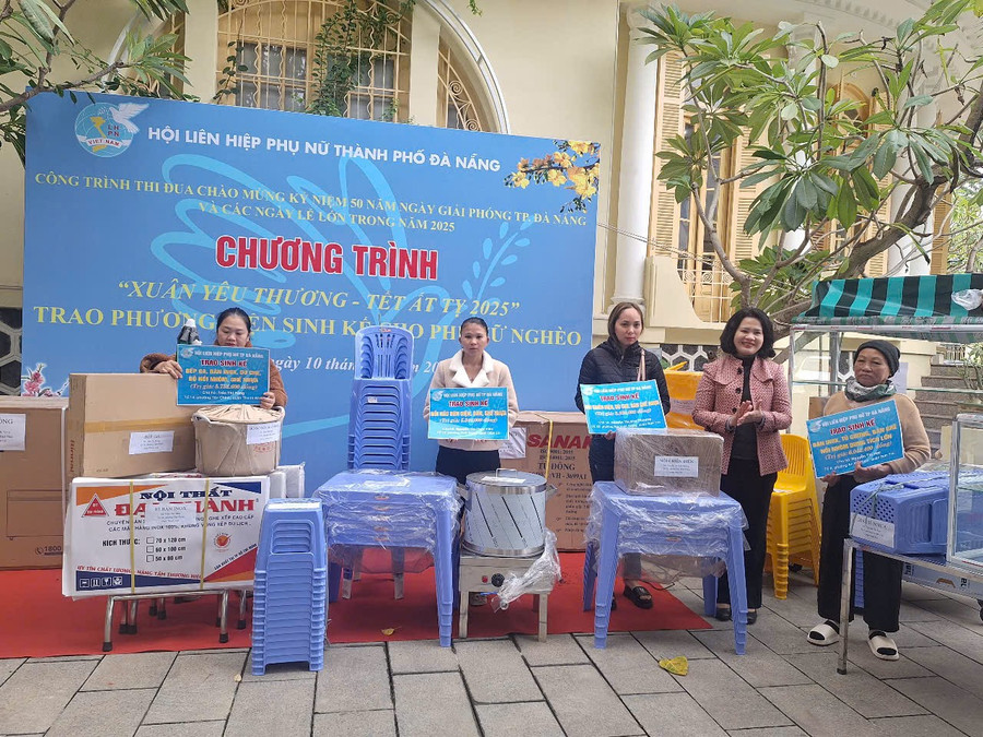 Hội LHPN TP Đà Nẵng trao phương tiện sinh kế cho phụ nữ nghèo.