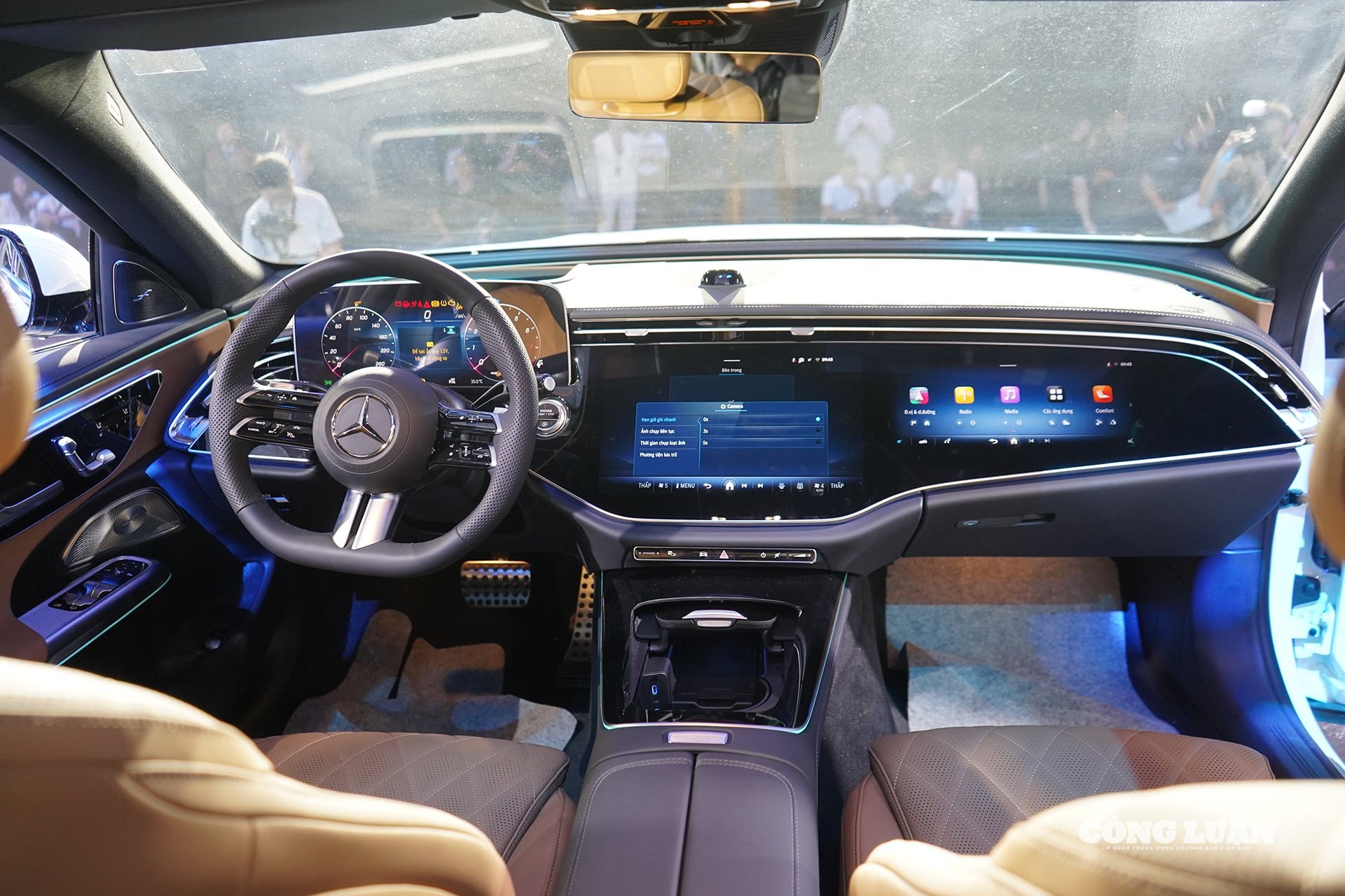 Thiết kế khoang lái phiên bản Mercedes-Benz E 300 AMG 2025.