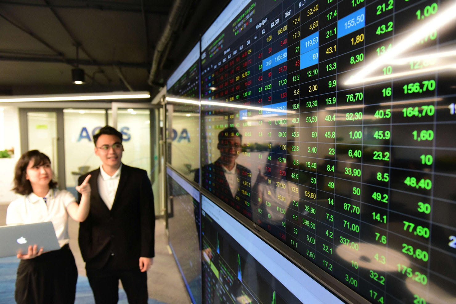 Ngân hàng, bất động sản, thép và công nghệ dẫn dắt VN-Index trong nhịp điều chỉnh.