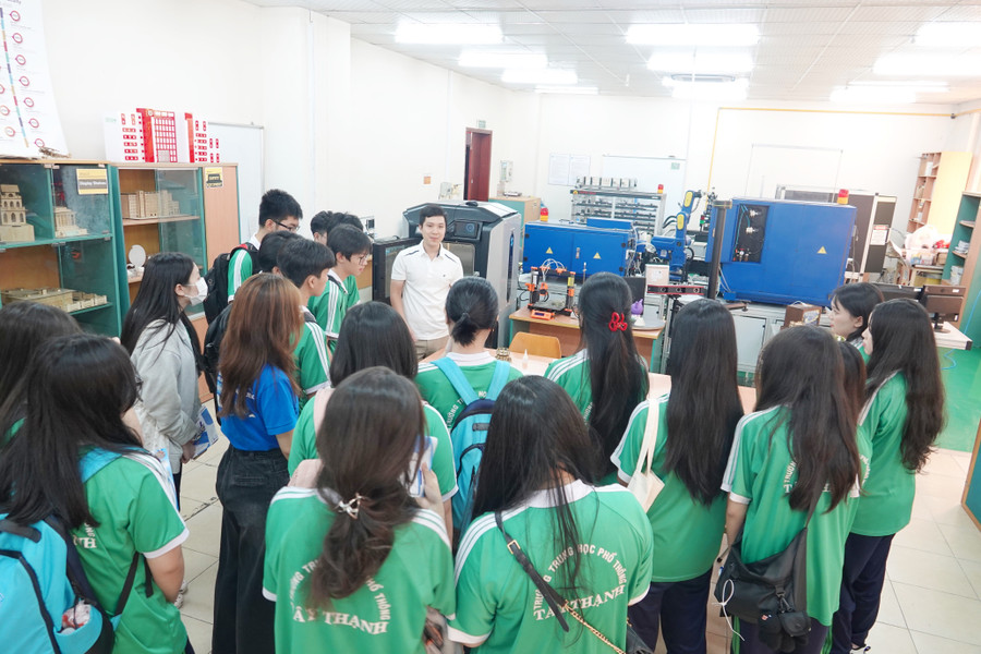 tay-thanh-4.jpg